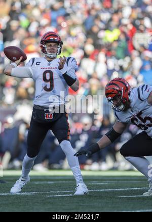 Foxborough, Usa. 24. Dezember 2022. Cincinnati Bengals Quarterback Joe Burrow (9) sucht in der ersten Hälfte eines Spiels gegen die New England Patriots im Gillette Stadium in Foxborough, Massachusetts, am Samstag, den 24. Dezember 2022 nach einem Pass. Foto: Amanda Sabga/UPI Credit: UPI/Alamy Live News Stockfoto