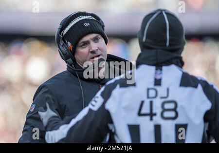 Foxborough, Usa. 24. Dezember 2022. Cincinnati Bengals Cheftrainer Zac Taylor spricht mit Richter Jim Mello (48) während der ersten Hälfte eines Spiels im Gillette Stadium in Foxborough, Massachusetts, am Samstag, den 24. Dezember 2022. Foto: Amanda Sabga/UPI Credit: UPI/Alamy Live News Stockfoto