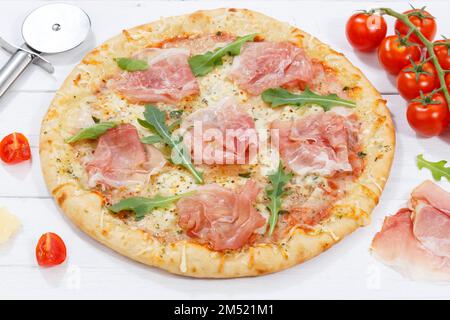 Schinkenpizza Prosciutto Backzutaten auf Holzbrettholz Stockfoto