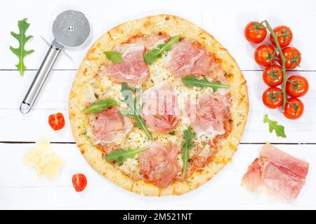 Schinkenpizza Prosciutto von oben Backzutaten auf Holzbrettholz Stockfoto