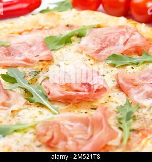 Schinkenpizza Prosciutto Backzutaten quadratisch Nahaufnahme Stockfoto