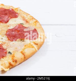 Pizzasalami Kopierraum quadratisch auf Holzbrett Holz Stockfoto