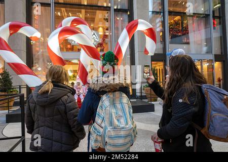 Riesige Zuckerstangen bedecken die plaza vor dem Avra Estiatorio Restaurant im Rockefeller Center, New York City, USA 2022 Stockfoto