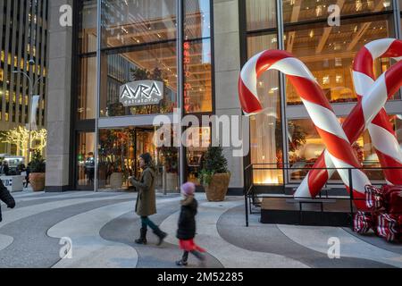 Riesige Zuckerstangen bedecken die plaza vor dem Avra Estiatorio Restaurant im Rockefeller Center, New York City, USA 2022 Stockfoto