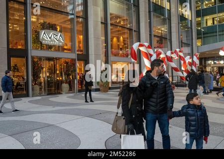 Riesige Zuckerstangen bedecken die plaza vor dem Avra Estiatorio Restaurant im Rockefeller Center, New York City, USA 2022 Stockfoto