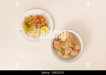 Bun MOC, Reisnudelsuppe mit Schweineball, vietnamesisches Essen isoliert auf weißem Hintergrund, Draufsicht Stockfoto