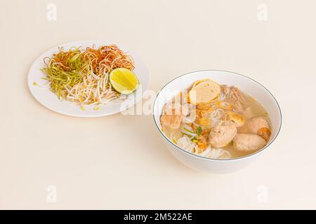Bun MOC, Reisnudelsuppe mit Schweineball, vietnamesisches Essen isoliert auf weißem Hintergrund, perspektivische Ansicht Stockfoto