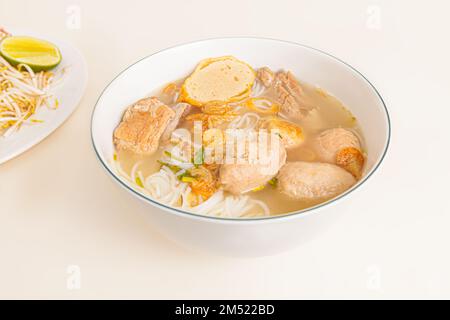 Bun MOC, Reisnudelsuppe mit Schweineball, vietnamesisches Essen isoliert auf weißem Hintergrund, Nahaufnahme Stockfoto