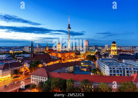 Berliner fernsehturm in der Nacht in der Dämmerung der deutschen Stadt Stockfoto