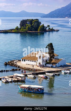 Korfu Griechenland Vlachernon Vlacherna Kirche Kapelle Portrait Format Kanoni Insel Reise Boot Stockfoto