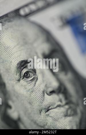 Nahaufnahme von Benjamin Franklins Gesicht auf einer 100-Dollar-Banknote. Stockfoto