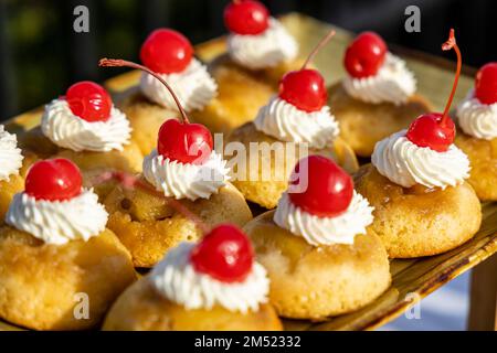 Stock Image eines großen Tabletts mit schicken süßen Desserts, serviert in einem Outdoor Buffet. Stockfoto