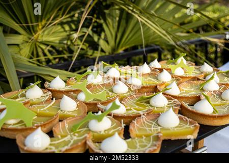 Stock Image eines großen Tabletts mit schicken süßen Desserts, serviert in einem Outdoor Buffet. Stockfoto