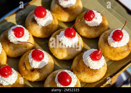 Stock Image eines großen Tabletts mit schicken süßen Desserts, serviert in einem Outdoor Buffet. Stockfoto