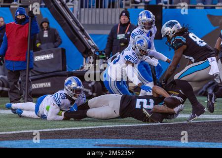 Charlotte, NC, USA. 24. Dezember 2022. Detroit Lions Cornerback Ifeatu Melifonwu (26) bindet den Carolina Panthers Wide Receiver DJ Moore (2) zusammen, während er sich in der zweiten Hälfte des NFL-Kampfes in Charlotte, NC, für die Endzone und einen Touchdown ausstreckt. (Scott Kinser/Cal Sport Media). Kredit: csm/Alamy Live News Stockfoto