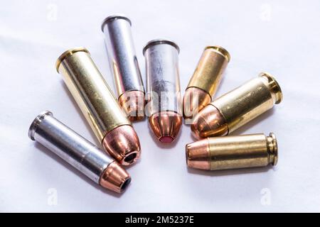 Sieben Kugeln, 9mm, 38 Spezial, 357 Magnum, Kaliber 40, 44 spl und eine 454 casull auf weißem Hintergrund Stockfoto
