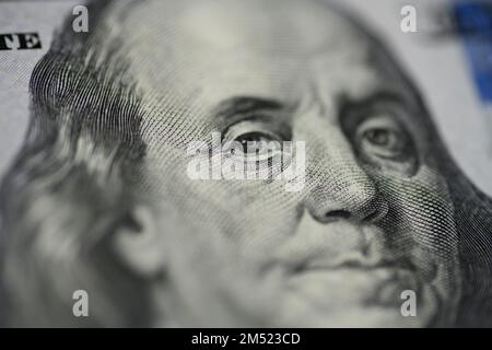 Nahaufnahme von Benjamin Franklins Gesicht auf einer 100-Dollar-Banknote. Stockfoto