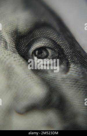 Nahaufnahme von Benjamin Franklins Gesicht auf einer 100-Dollar-Banknote. Stockfoto