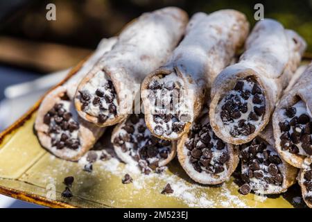 Ein großes Tablett mit süßen Desserts, serviert in einem Outdoor Buffet. Stockfoto