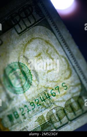 Nahaufnahme des geheimen Gesichts von Benjamin Franklin auf einer 100-Dollar-Banknote. Stockfoto