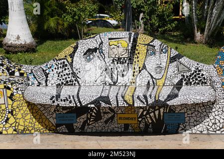 Puerto Vallarta, Mexiko - 9. November 2022 - die dekorierte Bank mit Blondies-Grafik im Mosaikfliesenpark Stockfoto