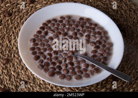 Foto eines schnellen Frühstückszerealien in einer Schüssel mit Milch und einem Löffel Stockfoto