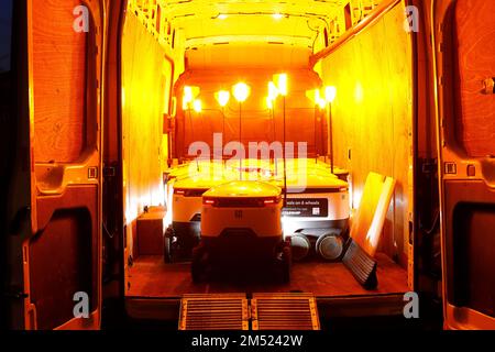 Starship Technologies Lieferroboter für Lebensmittel im Kofferraum eines Lieferwagens, die gleich bei Co-op in Adel, Leeds, West Yorkshire abgesetzt werden Stockfoto