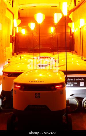 Starship Technologies Lieferroboter für Lebensmittel im Kofferraum eines Lieferwagens, die gleich bei Co-op in Adel, Leeds, West Yorkshire abgesetzt werden Stockfoto