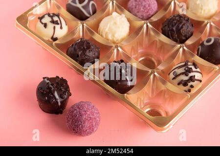 Fotoschokolade in einem Paket auf pinkfarbenem Hintergrund Stockfoto