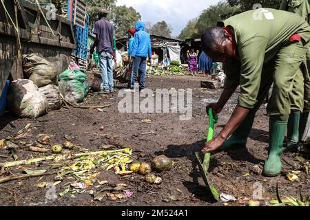 Nakuru, Kenia. 24. Dezember 2022. Ein Arbeiter putzt verdorbenes Gemüse und Obst auf einem Großhandelsmarkt in Nakuru. Laut einem Bericht der Umweltschutzbehörde sind weggeworfene Lebensmittel für bis zu 8 Prozent der globalen Treibhausgasemissionen verantwortlich. (Foto: James Wakibia/SOPA Images/Sipa USA) Guthaben: SIPA USA/Alamy Live News Stockfoto