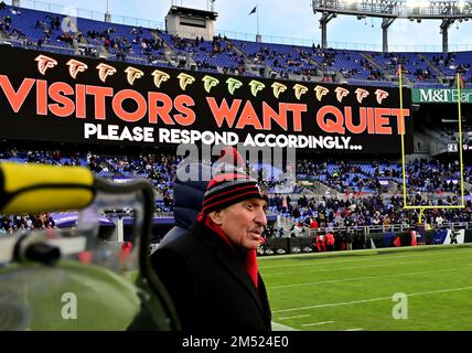 Baltimore, Usa. 24. Dezember 2022. Atlanta Falcons-Besitzer Arthur Blank beobachtet am Samstag, den 24. Dezember 2022, die zweite Hälfte eines Spiels gegen die Baltimore Ravens im M&T Bank Stadium in Baltimore, Maryland. Baltimore besiegte Atlanta 17-9. Foto: David Tulis/UPI Credit: UPI/Alamy Live News Stockfoto