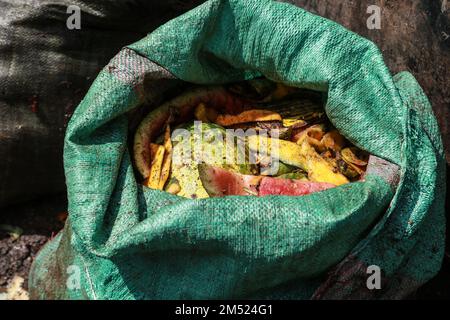Nakuru, Kenia. 24. Dezember 2022. Ein Blick auf verdorbenes Obst und Gemüse in einem Sack auf einem Markt in Nakuru. Laut einem Bericht der Umweltschutzbehörde sind weggeworfene Lebensmittel für bis zu 8 Prozent der globalen Treibhausgasemissionen verantwortlich. (Kreditbild: © James Wakibia/SOPA Bilder über ZUMA Press Wire) Stockfoto