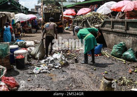 Nakuru, Kenia. 24. Dezember 2022. Ein Arbeiter putzt verdorbenes Gemüse und Obst auf einem Großhandelsmarkt in Nakuru. Laut einem Bericht der Umweltschutzbehörde sind weggeworfene Lebensmittel für bis zu 8 Prozent der globalen Treibhausgasemissionen verantwortlich. (Kreditbild: © James Wakibia/SOPA Bilder über ZUMA Press Wire) Stockfoto