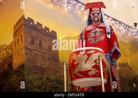 Moskau, Russland. 24. Dezember 2022. Teilnehmer einer kostümierten Prozession zur chinesischen Wintersonnenwende im VDNKh-Messezentrum. Nikolay Vinokurov/Alamy Live News Stockfoto