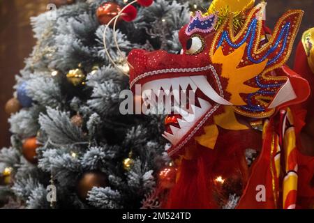 Moskau, Russland. 24. Dezember 2022. Teilnehmer einer kostümierten Prozession zur chinesischen Wintersonnenwende im VDNKh-Messezentrum. Nikolay Vinokurov/Alamy Live News Stockfoto