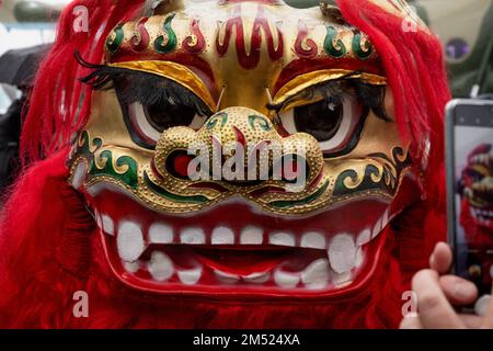 Moskau, Russland. 24. Dezember 2022. Teilnehmer einer kostümierten Prozession zur chinesischen Wintersonnenwende im VDNKh-Messezentrum. Nikolay Vinokurov/Alamy Live News Stockfoto