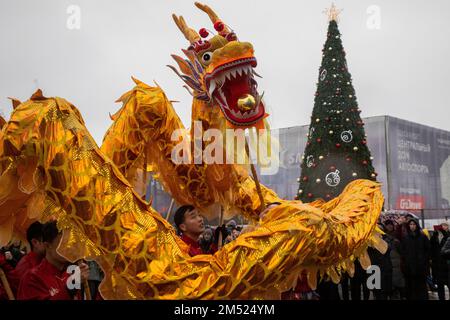 Moskau, Russland. 24. Dezember 2022. Teilnehmer einer kostümierten Prozession zur chinesischen Wintersonnenwende im Messezentrum VDNKh. Nikolay Vinokurov/Alamy Live News Stockfoto