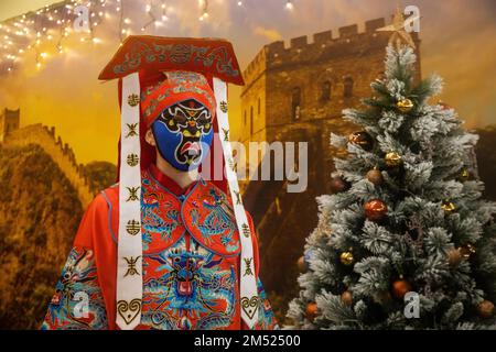 Moskau, Russland. 24. Dezember 2022. Teilnehmer einer kostümierten Prozession zur chinesischen Wintersonnenwende im VDNKh-Messezentrum. Nikolay Vinokurov/Alamy Live News Stockfoto