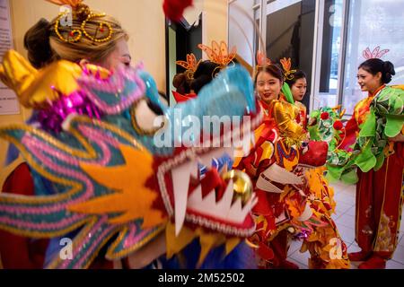 Moskau, Russland. 24. Dezember 2022. Teilnehmer einer kostümierten Prozession zur chinesischen Wintersonnenwende im Messezentrum VDNKh. Nikolay Vinokurov/Alamy Live News Stockfoto