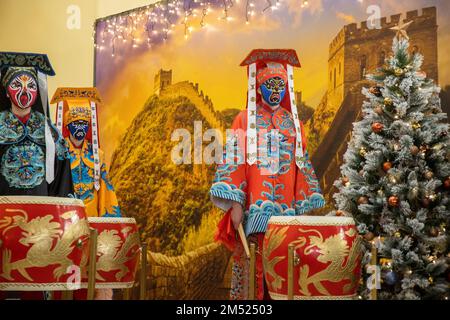 Moskau, Russland. 24. Dezember 2022. Teilnehmer einer kostümierten Prozession zur chinesischen Wintersonnenwende im Messezentrum VDNKh. Nikolay Vinokurov/Alamy Live News Stockfoto