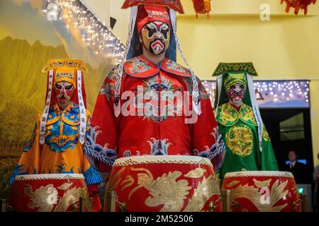 Moskau, Russland. 24. Dezember 2022. Teilnehmer einer kostümierten Prozession zur chinesischen Wintersonnenwende im Messezentrum VDNKh. Nikolay Vinokurov/Alamy Live News Stockfoto