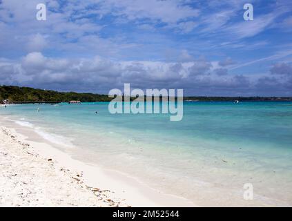 Türkisfarbenes Wasser am Strand des EASO-Dorfes, Insel Lifou (Neukaledonien). Stockfoto