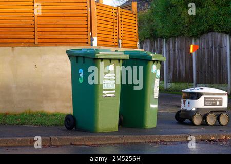 Autonomer Roboter nähert sich einem Hindernis auf einem Gehweg in Leeds, West Yorkshire, Großbritannien Stockfoto