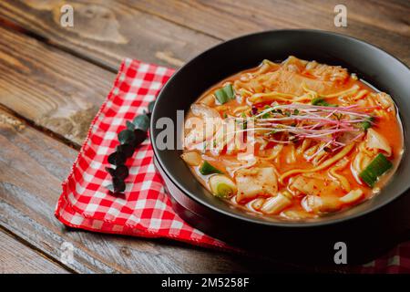 Eolkeunkalguksu, koreanische scharfe Nudelsuppe : ein scharfes Nudelgericht, das aus gekochten, messergeschnittenen Nudeln in heißer Anchovis-Bouillon mit Gochujang (Red ch Stockfoto