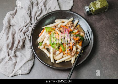 Gungjungtteokbokki, koreanischer königlicher Reiskuchen im Stir-Fried : langer zylinderförmiger Tteok (Garaetteok), in Stücke geschnitten und mit Rindfleisch gebraten, Shitak Stockfoto