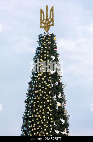 Kiew, Ukraine. 22. Dezember 2022. Der wichtigste Weihnachtsbaum des Landes auf dem Platz Sofiyivska in Kiew. Ein 12 Meter hoher Baum wurde auf einem Platz vor St. Sophia Cathedral, während sich die Menschen in der ukrainischen Hauptstadt Kiew auf Weihnachten und die Neujahrsfeiertage vorbereiten, trotz andauernder Angriffe des russischen Militärs. (Foto: Mykhaylo Palinchak/SOPA Images/Sipa USA) Guthaben: SIPA USA/Alamy Live News Stockfoto