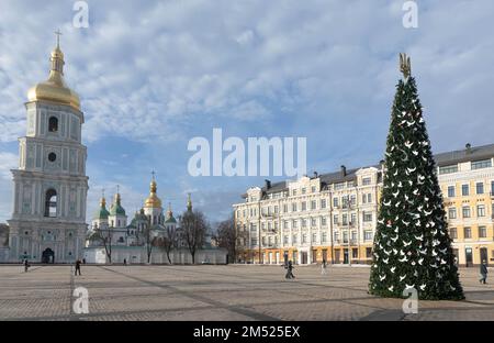 Kiew, Ukraine. 22. Dezember 2022. Der wichtigste Weihnachtsbaum des Landes auf dem Platz Sofiyivska in Kiew. Ein 12 Meter hoher Baum wurde auf einem Platz vor St. Sophia Cathedral, während sich die Menschen in der ukrainischen Hauptstadt Kiew auf Weihnachten und die Neujahrsfeiertage vorbereiten, trotz andauernder Angriffe des russischen Militärs. (Foto: Mykhaylo Palinchak/SOPA Images/Sipa USA) Guthaben: SIPA USA/Alamy Live News Stockfoto