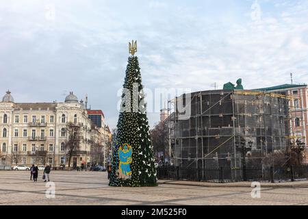 Kiew, Ukraine. 22. Dezember 2022. Der wichtigste Weihnachtsbaum des Landes auf dem Platz Sofiyivska in Kiew. Ein 12 Meter hoher Baum wurde auf einem Platz vor St. Sophia Cathedral, während sich die Menschen in der ukrainischen Hauptstadt Kiew auf Weihnachten und die Neujahrsfeiertage vorbereiten, trotz andauernder Angriffe des russischen Militärs. (Foto: Mykhaylo Palinchak/SOPA Images/Sipa USA) Guthaben: SIPA USA/Alamy Live News Stockfoto