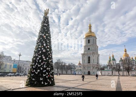 Kiew, Ukraine. 22. Dezember 2022. Der wichtigste Weihnachtsbaum des Landes auf dem Platz Sofiyivska in Kiew. Ein 12 Meter hoher Baum wurde auf einem Platz vor St. Sophia Cathedral, während sich die Menschen in der ukrainischen Hauptstadt Kiew auf Weihnachten und die Neujahrsfeiertage vorbereiten, trotz andauernder Angriffe des russischen Militärs. (Foto: Mykhaylo Palinchak/SOPA Images/Sipa USA) Guthaben: SIPA USA/Alamy Live News Stockfoto