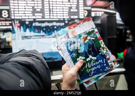 Moskau, Russland. 24. Dezember 2022. Die Leute warten auf den Zug von Vater Frost, der am Bahnhof Belorussky ankommt. Der festlich dekorierte Zug ist Pater Frosts Reiseresidenz. Nikolay Vinokurov/Alamy Live News Stockfoto